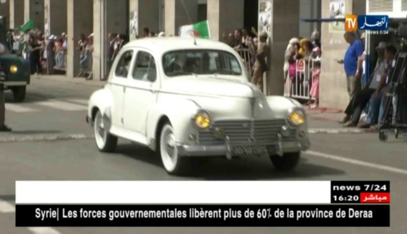 في الذكرى الـ 56 لعيد الإستقلال..السيارات العتيقة تخطف الأنظار بشوارع العاصمة