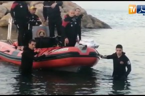 لحظة اخراج أحد الصيادين المفقودين بعرض البحر في الصابلات