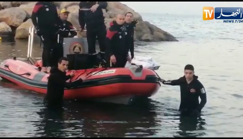 لحظة اخراج أحد الصيادين المفقودين بعرض البحر في الصابلات