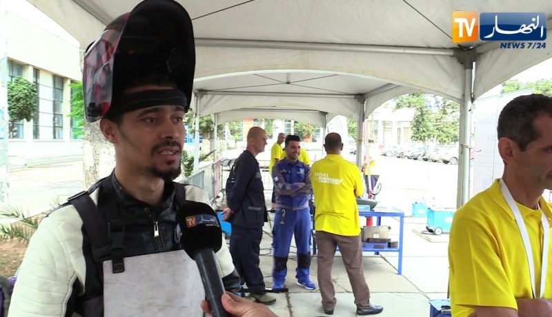 صدام ومهنة الحدادة.. قصة عشق تمتد من الواقع لمواقع التواصل الإجتماعي