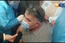 الدكتور “كمال بلعمري” أول متطوع من يتلقى اللقاح بالعيادة متعددة الخدمات سيدي عاشور بعنابة