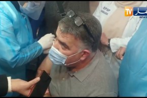 الدكتور “كمال بلعمري” أول متطوع من يتلقى اللقاح بالعيادة متعددة الخدمات سيدي عاشور بعنابة