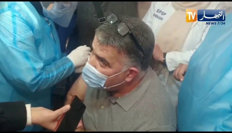 الدكتور “كمال بلعمري” أول متطوع من يتلقى اللقاح بالعيادة متعددة الخدمات سيدي عاشور بعنابة