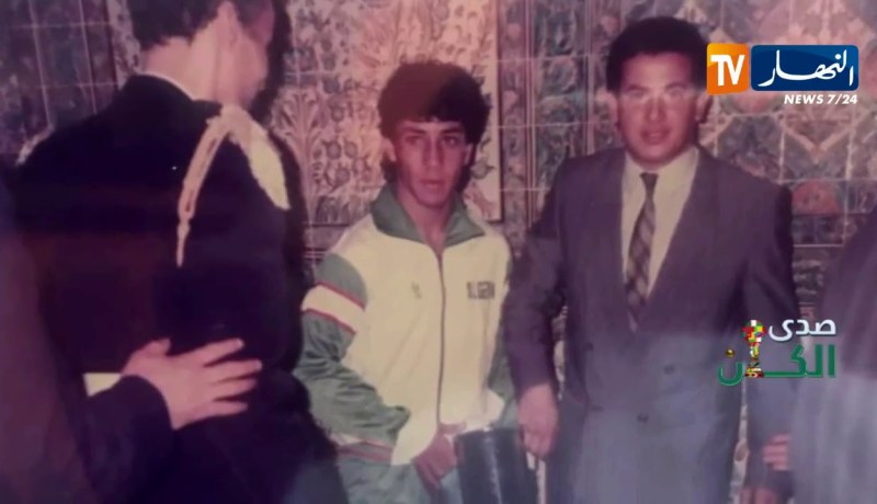 صور نادرة لتكريم المنتخب الوطني الفائز بكان 90 من طرف الرئيس الراحل الشادلي بن جديد