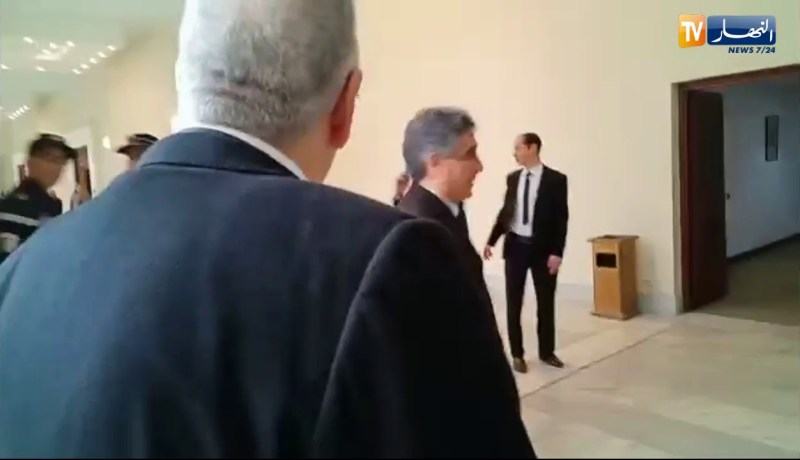 قصر المؤتمرات: ولد عباس “قالهم راني جاي”