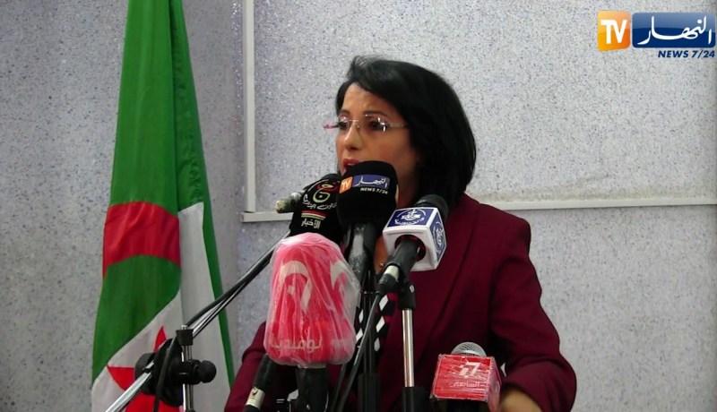 النعامة: فاطمة الزهراء زرواطي.. “نثمن كل ما جاء في الدستور لبناء جزائر جديدة”