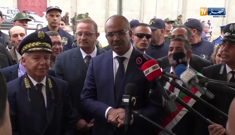 شاهد .. بدوي يرفض تدشين مدرسة بسطيف بسبب إنعدام المطعم