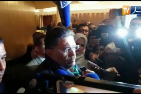 شاهد..بعض النواب يخرجون من الإجتماع ويطالبون بن صالح بالإستقالة !!