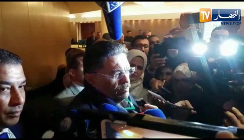 شاهد..بعض النواب يخرجون من الإجتماع ويطالبون بن صالح بالإستقالة !!