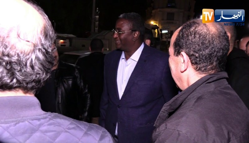 العاصمة: وزير السياحة يعاين مكان وقوع إعتداءات على المنشآت وحرق السياراة