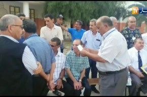 عين تموشنت:  تلاميذ يلتقون بمدرستهم بعد 46 سنة من أجل تكريم أستاذهم