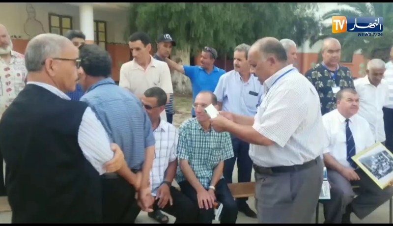 عين تموشنت:  تلاميذ يلتقون بمدرستهم بعد 46 سنة من أجل تكريم أستاذهم