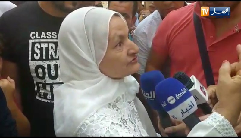 شقيقة البوشي: ” شخصان من وهران هدّدا أخي قبل توقيفه والسعيد سبب ما حدث له !! “