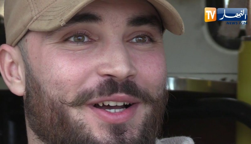 إسلام وعربته “خنفوسة” قصة عشق و ترويج للسياحة بالجزائر