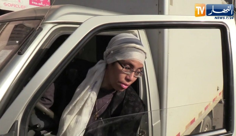 مجتمع: سعاد.. قصة إمرأة تروّج لسلع زوجها الكفيف وتعمل على توصيلها للمحلات