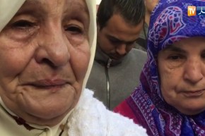 العاصمة: سيدة تبكي بحرقة عند سماع النشيد الوطني في ذكرى مظاهرات 11 ديسمبر