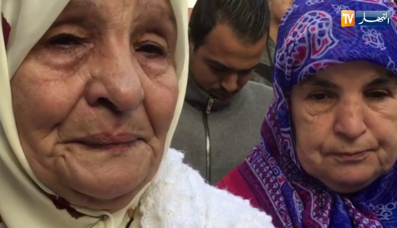 العاصمة: سيدة تبكي بحرقة عند سماع النشيد الوطني في ذكرى مظاهرات 11 ديسمبر