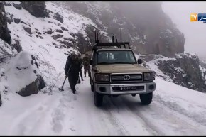 تيزي وزو: الجيش والدرك يواصلون فكّ العزلة عن المناطق المحاصرة بالثلوج