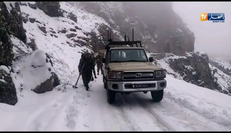 تيزي وزو: الجيش والدرك يواصلون فكّ العزلة عن المناطق المحاصرة بالثلوج