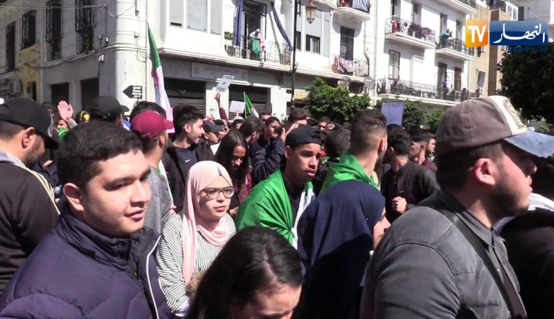 سياسة: مئات الطلبة يتظاهرون بالعاصمة ضد تنصيب بن صالح رئيسا للدولة