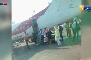 مطار هواري بومدين: إصابة مسافر بعد سقوطه من سلم طائرة تابعة للجوية الجزائرية