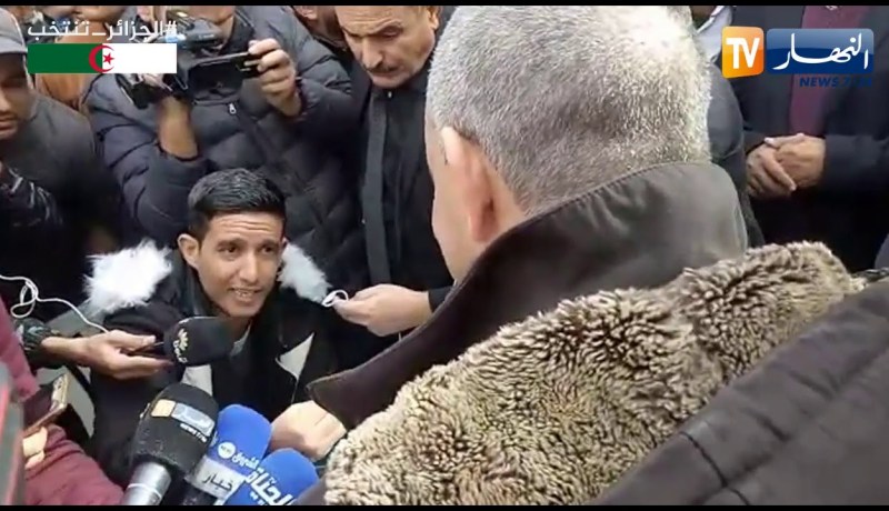 “بن قرينة” في حوار مع الشباب الرافض للإنتخابات بمقهى بغليزان