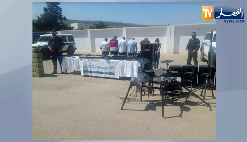 وهران: حجـ.ـز مشروبات كحوليـ.ـة وأسلحـ.ـة بيضاء وتوقيـ.ـف 6 أشخاص