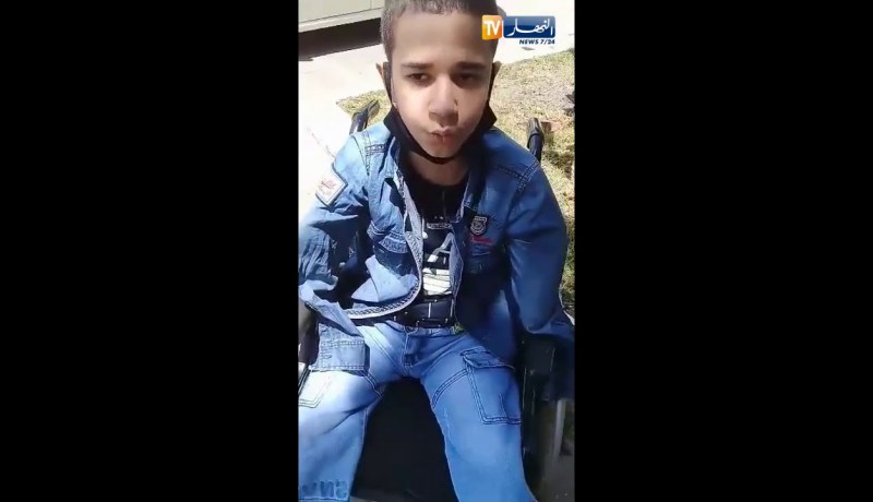 الطفل هدلي هاشم من ذوي الاحتياجات الخاصة يطالب من السلطات بعنابة إعادة تهيئة الطريق المؤدي إلى بيته