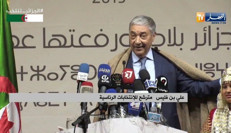 طفلة في السادسة من عمرها تنادي بن فليس بأخي..وهكذا رد عليها بن فليس..”صغرتيني في العمر”