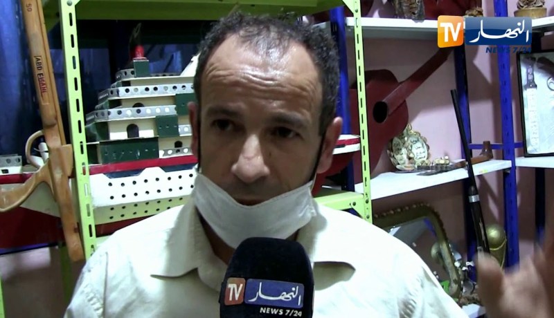 الطارف: عبد الغاني .. شاب ينجح في صناعة مجسمات وتحف فنية ببقايا الخشب والفلين