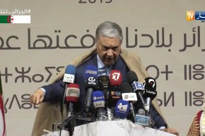 بن فليس يردد أغنية المرحومة نورة..والرد من القاعة بـ “زغرودة”