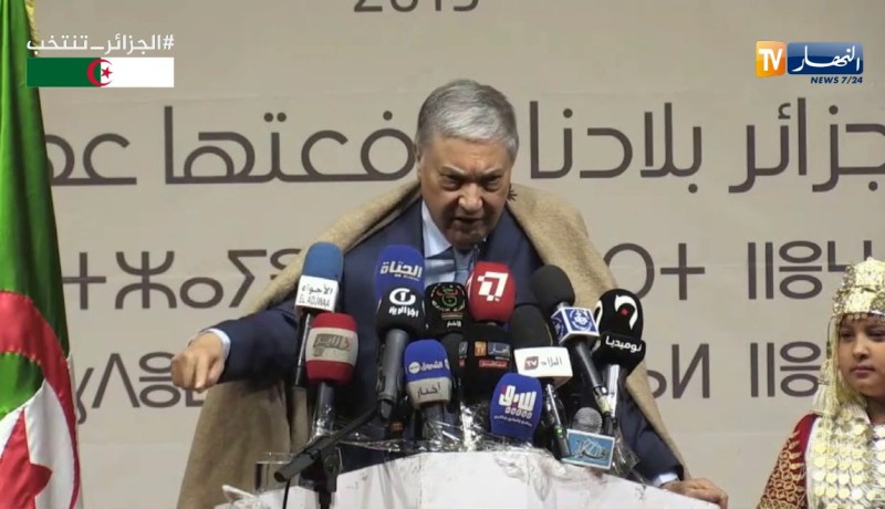 بن فليس يردد أغنية المرحومة نورة..والرد من القاعة بـ “زغرودة”