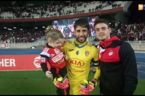 زماموش يحتفل مع طفلة بعد الفوز في كأس الكاف