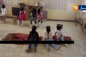 مشاهد صادمة تظهر تلاميذ يفترشون زرابي لإنعدام الكراسي والطاولات بالمسيلة