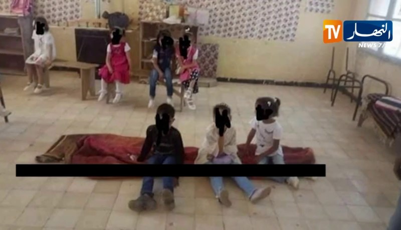 مشاهد صادمة تظهر تلاميذ يفترشون زرابي لإنعدام الكراسي والطاولات بالمسيلة