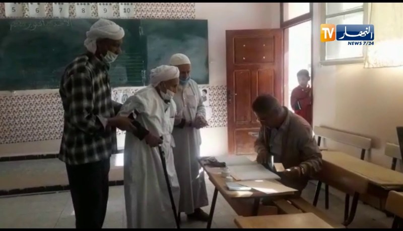 “غرداية: الحاج أكثر من 100 سنة يتوجه للإستفتاء ويوصي “تهلاو في أمانة الشهداء وكونو رجال