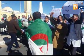 شاهد..الأساتذة بالنعامة وغرداية يحتجون تنديدا بتمديد الإنتخابات