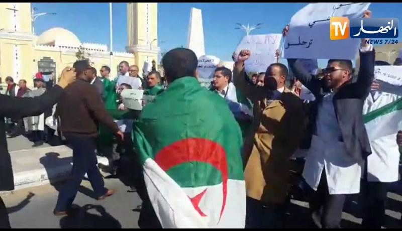 شاهد..الأساتذة بالنعامة وغرداية يحتجون تنديدا بتمديد الإنتخابات