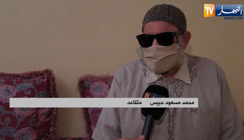 بعدما ضاقت بها السبل.. “رزيقة” تبيع المناديل الورقية لمواجهة الحياة