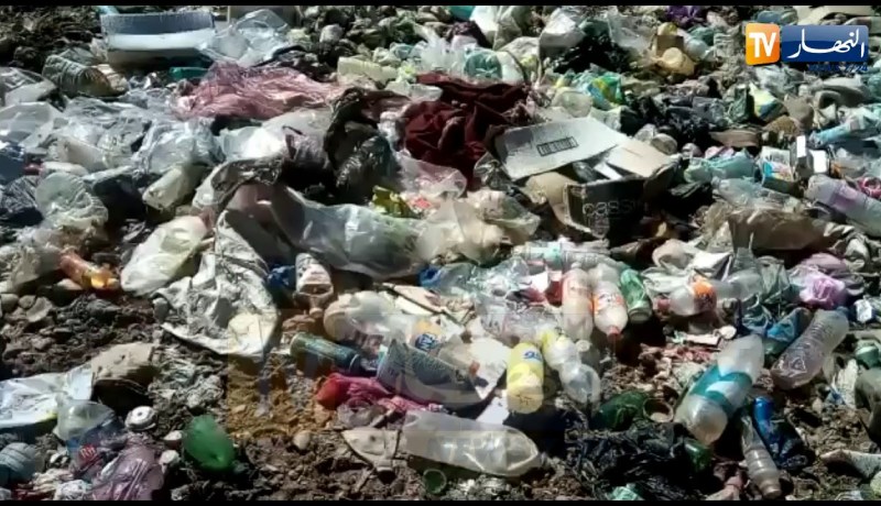 بجاية : شاهد كيف حول بعض المواطنين المحمية الطبيعية بثوريرث إيغيل الى مفرغة مفتوحة