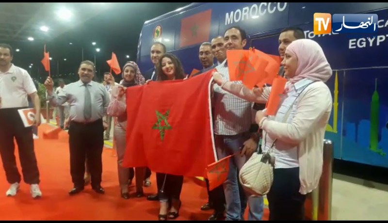 مشجعو المنتخب المغربي في  إنتظار فريقهم بمطار القاهرة