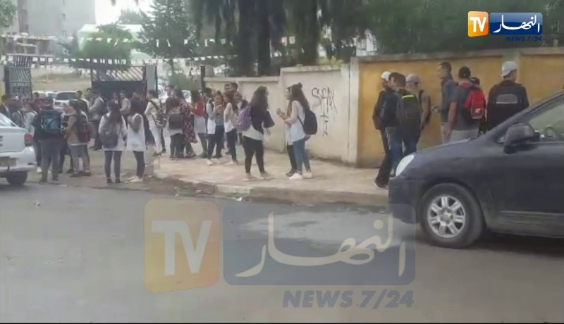 تلاميذ يحتجون بسبب الإنحلال الأخلاقي داخل حرم ثانويتهم في تيزي وزو