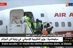 بعثة المنتخب الوطني تصل إلى مطار بانجول وسفير الجزائر بغامبيا في الإستقبال