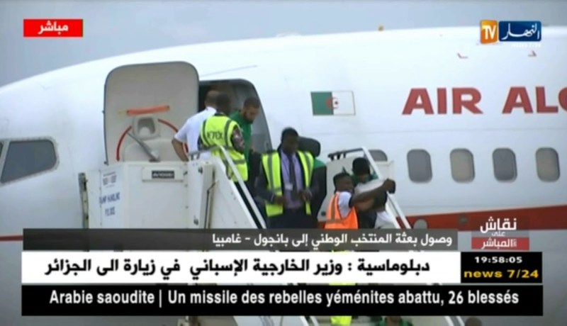 بعثة المنتخب الوطني تصل إلى مطار بانجول وسفير الجزائر بغامبيا في الإستقبال