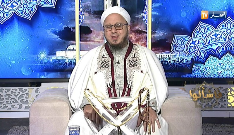 فاسألوا: عندي جار فرنسي دخل الإسلام ولا يستطيع حفظ سورة الفاتحة  فكيف تكون صلاته؟