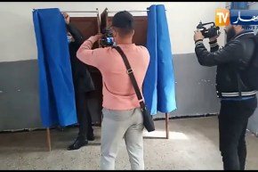 شاهد وزير الصناعة “فرحات آيت علي إبراهيم”  يدلي بصوته الإنتخابي