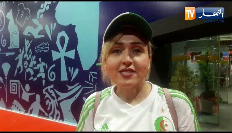 جزائرية مقيمة بمصر تنتظر وصول المنتخب الوطني بشغف