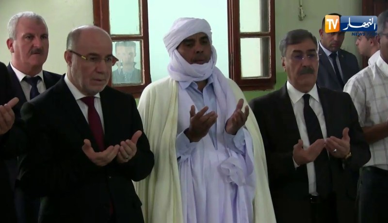 غرداية/ شيخ زاوية الهدى والضياء يدعو للجزائر وشعبها أثناء زيارة وزير الشؤون الدينية
