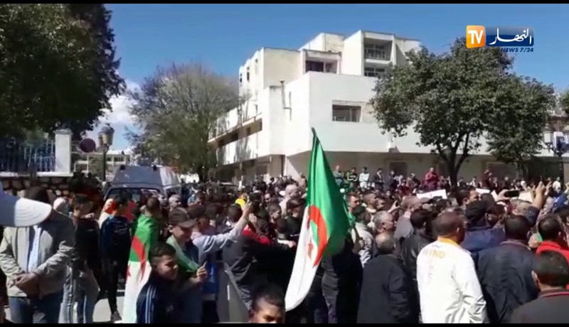 مسيرة_سلمية بقالمة رافعين شعار.. “غاضبون.. لـ..بن صالح..رافضون”