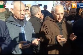 “بن قرينة” يقرأ الفاتحة في ساحة أول ماي بالبيض والمعروفة بساحة الحراك